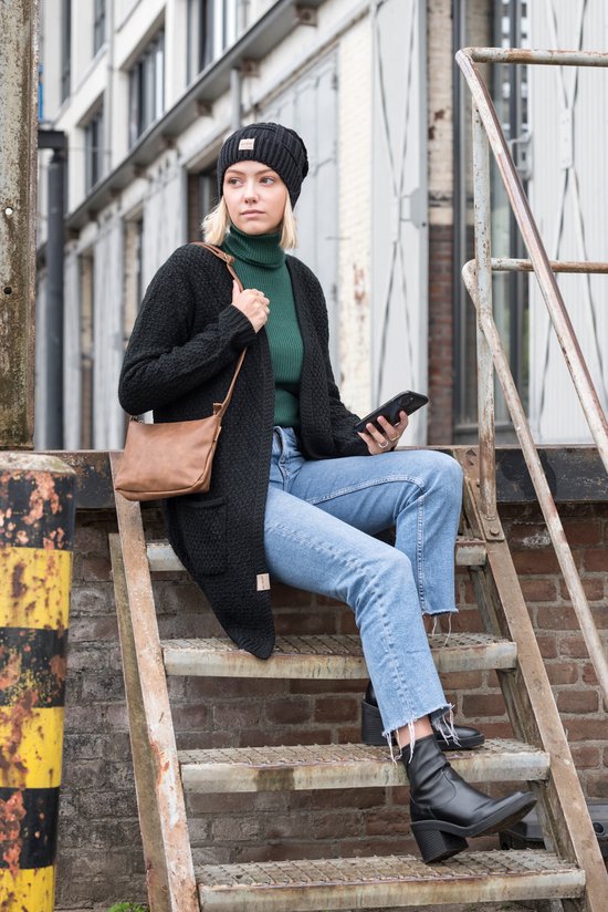 Knit Factory Luna Gebreid Vest Zwart - Gebreide dames cardigan - Middellang vest reikend tot boven de knie - Zwart damesvest gemaakt uit 30% wol en 70% acryl - 40/42 - Met steekzakken