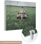 MuchoWow® Glasschilderij 120x90 cm - Schilderij acrylglas - Weiland met verlaten tanks - Foto op glas - Schilderijen