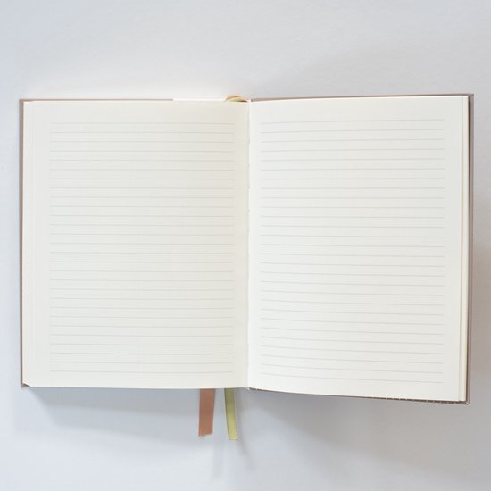 Open lege pagina's van de planner met lijntjes en twee lintmarkers.