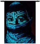 Mezo Wandkleed Jonge Arabische Vrouw Met Blauwe Hoofddoek Rechthoek Verticaal L (165 X 120 CM) - Wandkleden - Met roedes