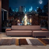 Fotobehangkoning - Behang - Vliesbehang - Fotobehang - Sleepy New York - Stad in de Nacht - 100 x 70 cm