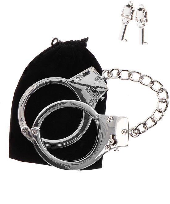 Zilverkleurige handboeien met een zwarte fluwelen zak en twee sleutels met schedeldesign.