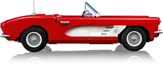 Zijaanzicht van een rode LEGO Chevrolet Corvette cabriolet met witte details op zwarte achtergrond.