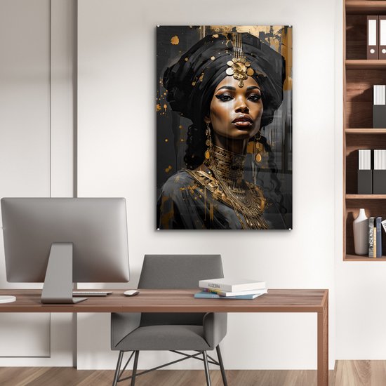 Portret van een vrouw met zwarte tulband en gouden sieraden, op een kantoor.