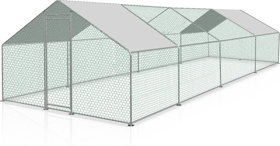 Kippenhok buitenverblijf van 3x8x2 meter, met een grijze kap en groen gaas.
