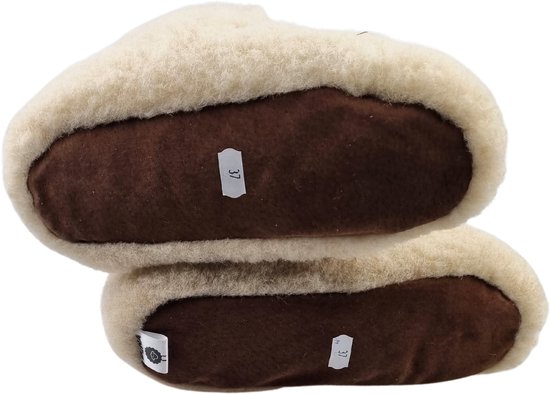 Onderkant van beige wollen sloffen met bruine zolen en maatlabel 37.
