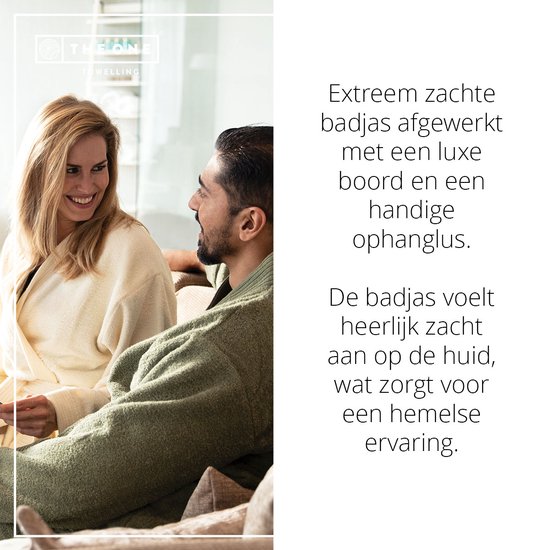 Olijfgroene en off-white badjas van The One Towelling, gedragen door een koppel, zachte stof.
