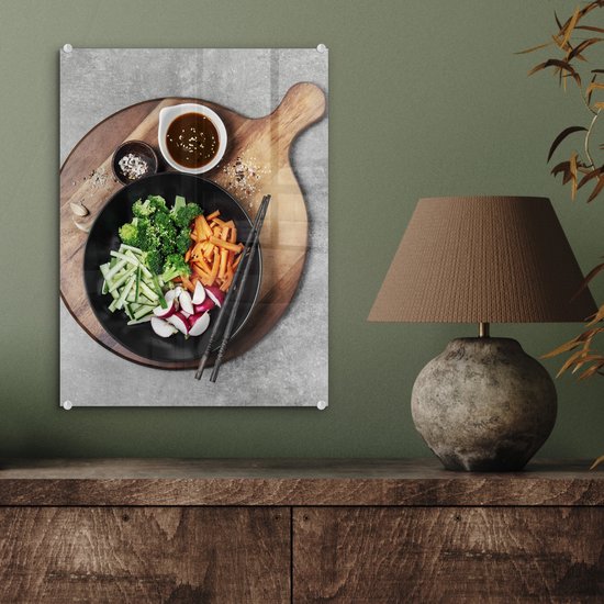 Peinture sur verre - Un bol de légumes avec des herbes et une sauce salée sur une planche à découper en bois - 30x40 cm - Peintures sur Verre Peintures - Photo sur Glas