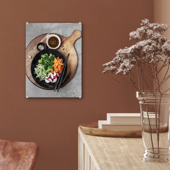 Peinture sur verre - Un bol de légumes avec des herbes et une sauce salée sur une planche à découper en bois - 30x40 cm - Peintures sur Verre Peintures - Photo sur Glas