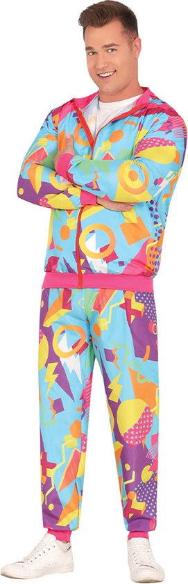 Man in een veelkleurig trainingspak met 90's geometrische print: blauw, geel, roze, oranje, paars. Rode rits.