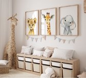 Kinderkamer Poster Set - 3 stuks - 50x70 cm - Safari Dieren - Giraffe - Leeuw - Olifant - Kinderposter - Babykamer - Babyshower Cadeau - Wanddecoratie - Muurdecoratie