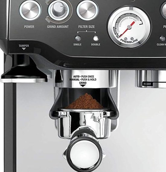 Close-up van de zijkant van de zwarte Sage Barista Express espressomachine met details van de maalstand en filterkeuze.