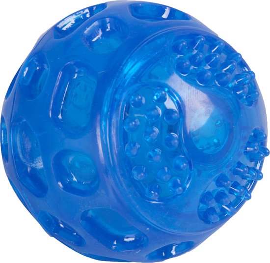 Transparante blauwe bal met noppen en uitstulpingen. Witte achtergrond.