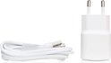 Witte oplader adapter en witte USB-kabel.
