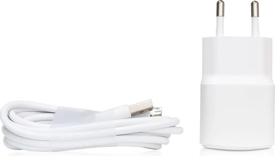 Witte oplader adapter en witte USB-kabel.