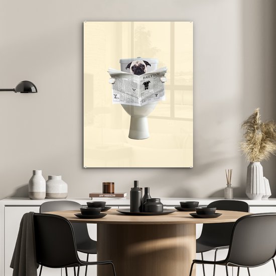 MuchoWow® Glasschilderij 60x80 cm - Schilderij acrylglas - Hond - Pug - Toilet - Krant - Dier - Foto op glas - Schilderijen