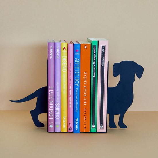 Zwarte teckel boekensteun met diverse gekleurde boeken.