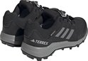 Zwarte wandelschoenen, achterkant met grijze zool en 'TERREX' logo.