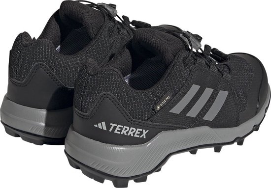 Zwarte wandelschoenen, achterkant met grijze zool en 'TERREX' logo.