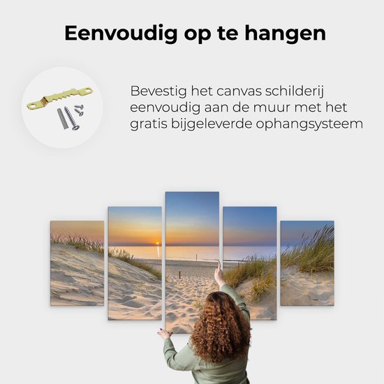 Vrouw hangt een vijfluik strandafbeelding op, met een gratis ophangsysteem getoond.
