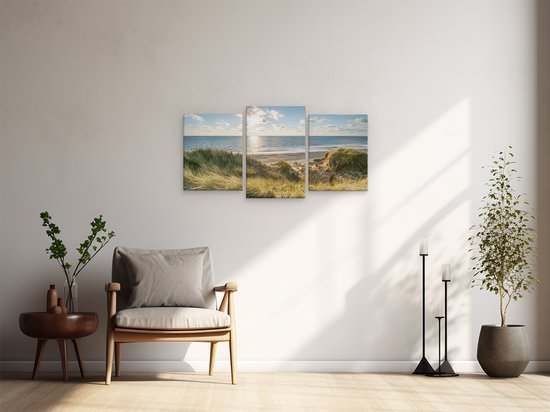 Triptyque d'une plage ensoleillée avec herbes des dunes, mer et ciel, à côté d'un fauteuil.