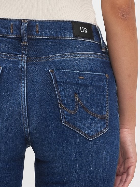 Donkerblauwe LTB jeans met gele stiksels op de achterzakken.