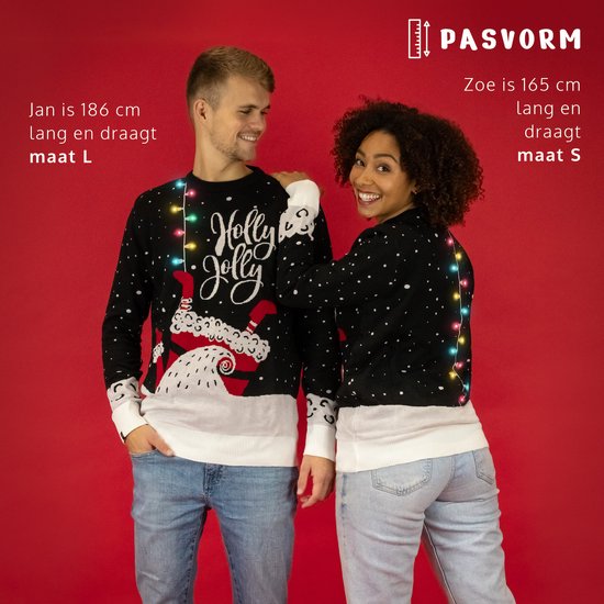 Man en vrouw dragen kersttruien met "Holly Jolly" en lichtjes. Man is 186 cm lang en draagt maat L, vrouw is 165 cm lang en draagt maat S.