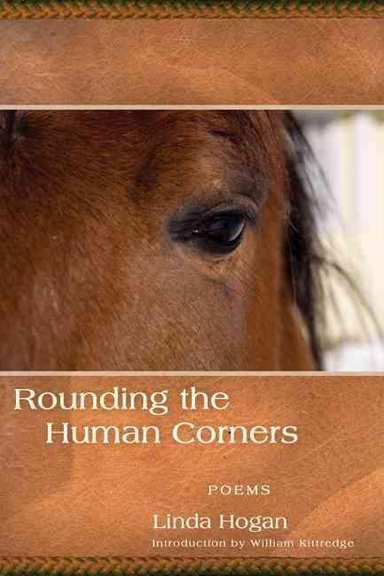Couverture de livre avec un gros plan sur l'œil d'un cheval et le texte 'Rounding the Human Corners' par Linda Hogan.