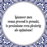 Tegeltje met Spreuk (Tegeltjeswijsheid): Wanneer men eraan gewend is geraakt, is pessimisme even plezierig als optimisme! + Kado verpakking & Plakhanger