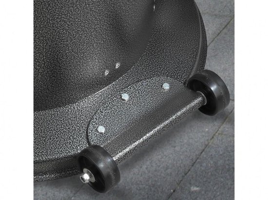 Het onderstel van een zilverkleurige, gespikkelde terrasverwarmer met twee zwarte wielen en een gebogen handgreep.