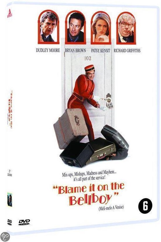 Filmcover met Dudley Moore, Bryan Brown, Patsy Kensit en Richard Griffiths. Een piccolo in rood uniform met koffers.