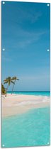 WallClassics - Tuinposter – Tropisch Strand met Palmbomen - 50x150 cm Foto op Tuinposter  (wanddecoratie voor buiten en binnen)