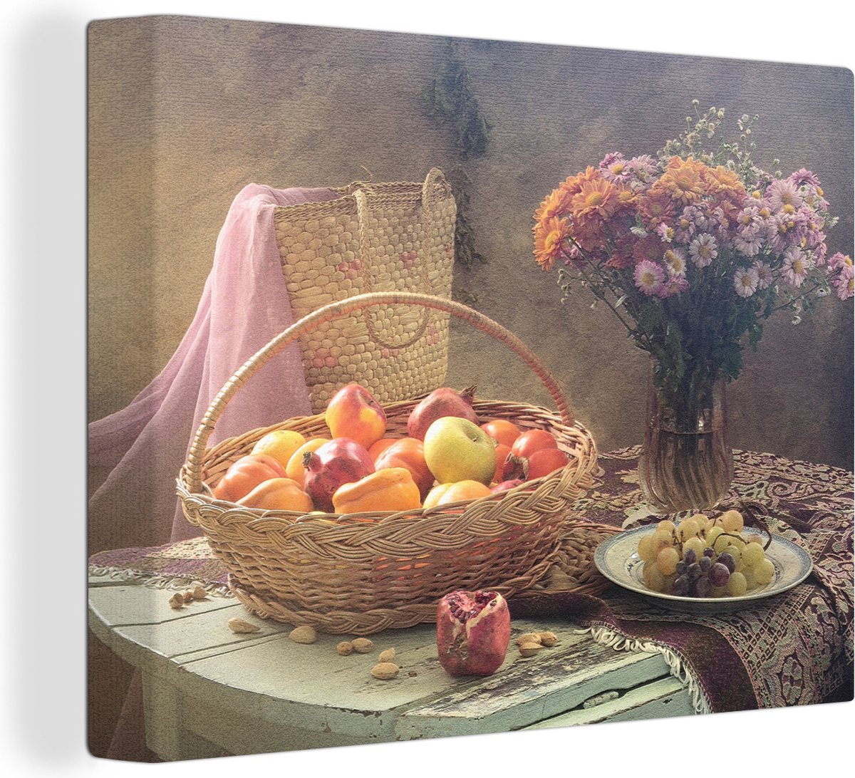 Stilleven schilderij - Bloemen - Boeket - Fruit - Appels - Druiven - Tafel - Kleed - Rieten mand - Canvas stilleven - Wanddecoratie - 80x60 cm - OneMillionCanvasses
