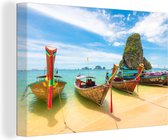 Canvas Schilderij Aziatische boten op het strand in Thailand - 90x60 cm - Wanddecoratie