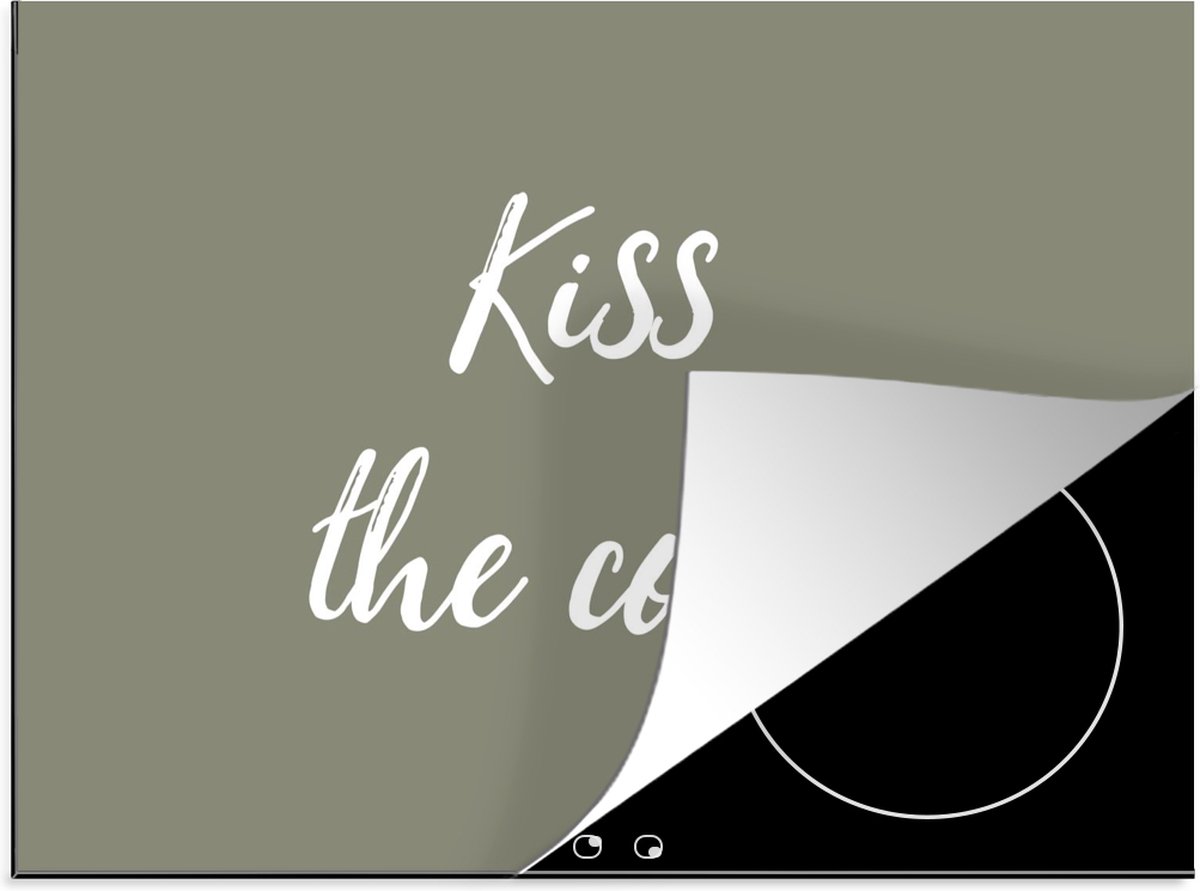 KitchenYeah® Inductie beschermer 71x52 cm - Quotes - Kiss the cook - Spreuken - Kok - Zoen - Kookplaataccessoires - Afdekplaat voor kookplaat - Inductiebeschermer - Inductiemat - Inductieplaat mat