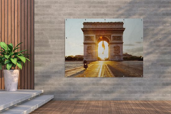 Le soleil éclatant qui brille à travers l'Arc de Triomphe sur une place calme en France Affiche de jardin 160x120 cm - Toile de jardin / Toile d'extérieur / Peintures d'extérieur (décoration de jardin) XXL / Groot format!