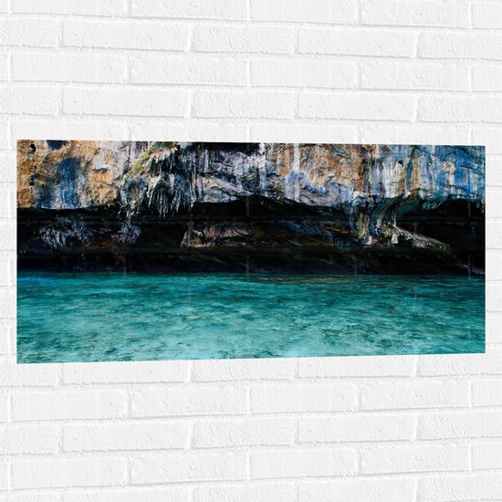 WallClassics - Muursticker - Blauw Meer onder de Bergen - 100x50 cm Foto op Muursticker