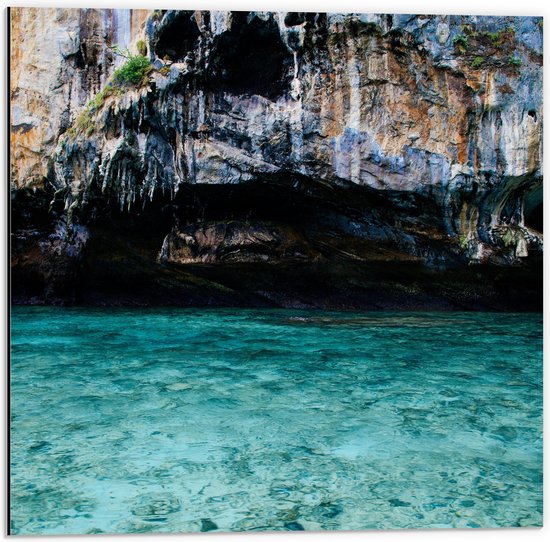 WallClassics - Dibond - Blauw Meer onder de Bergen - 50x50 cm Foto op Aluminium (Met Ophangsysteem)