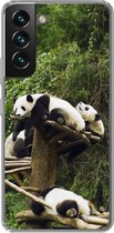 Geschikt voor Samsung Galaxy S22 hoesje - Panda's - Hout - Trap - Siliconen Telefoonhoesje