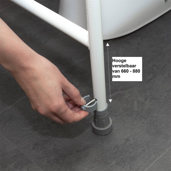 Hand verstelt de hoogte van een wit toiletframe met grijze accenten.