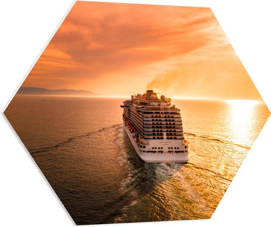 WallClassics - PVC Schuimplaat Hexagon  - Cruiseschip op Water bij Zachte Zonsondergang - 80x69.6 cm Foto op Hexagon (Met Ophangsysteem)