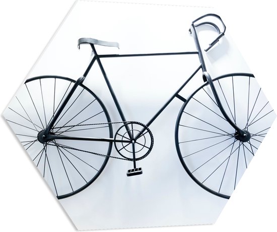 WallClassics - PVC Schuimplaat Hexagon  - Wielrenfiets tegen Witte Muur - 80x69.6 cm Foto op Hexagon (Met Ophangsysteem)