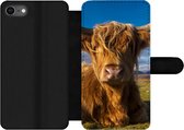 Bookcase Geschikt voor iPhone SE 2020 telefoonhoesje - Schotse Hooglander - Dieren - Gras - Met vakjes - Wallet case met magneetsluiting
