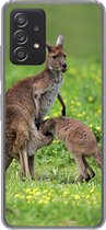 Geschikt voor Samsung Galaxy A33 5G hoesje - Kangoeroe - Bloemen - Jong - Siliconen Telefoonhoesje