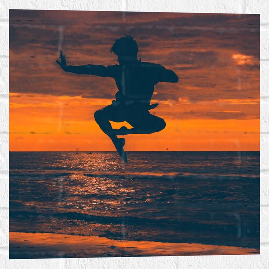 WallClassics - Muursticker - Silhouette van Springende Vechter aan het Strand - 50x50 cm Foto op Muursticker
