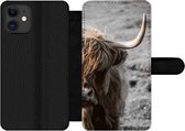 Bookcase Geschikt voor iPhone 11 telefoonhoesje - Schotse hooglander - Koeien - Natuur - Met vakjes - Wallet case met magneetsluiting