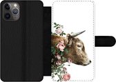 Bookcase Geschikt voor iPhone 11 Pro telefoonhoesje - Schotse hooglander - Koe - Bloemen - Met vakjes - Wallet case met magneetsluiting