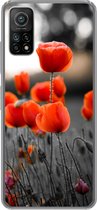 Geschikt voor Xiaomi Mi 10T 5G hoesje - Rode Klaprozen tegen zwarte met witte achtergrond - Siliconen Telefoonhoesje