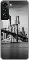 Geschikt voor Samsung Galaxy S22 hoesje - Architectuur - New York - Brooklyn Bridge - Water - Zwart wit - Siliconen Telefoonhoesje