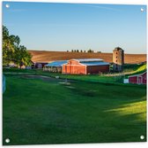 WallClassics - Tuinposter – Rode Boerderij met Grasveld - 80x80 cm Foto op Tuinposter  (wanddecoratie voor buiten en binnen)